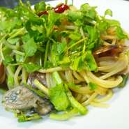 - Spaghetti ostriche e crescione con le vongole al pepe japonese -