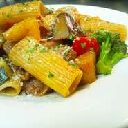 麦香豚骨のブイヨン仕立て
- Rigatoni al pomodoro con agnello e verdure di stagione -