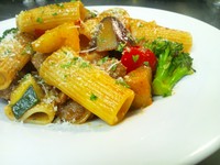 麦香豚骨のブイヨン仕立て
- Rigatoni al pomodoro con agnello e verdure di stagione -