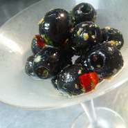 - Olive nere condite piccanti al'aglio -