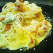 - spaghetti alla carbonara fredda con gamberi e basilico -