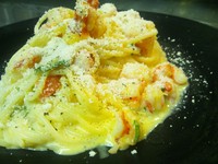 - spaghetti alla carbonara fredda con gamberi e basilico -