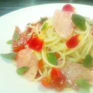 - Fedelini di prosciutto crudo e pesche con menta alla fredda -