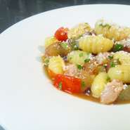 - Gnocchi freddi con gamberetti rosa freschi e pomodoro verace all'uve -