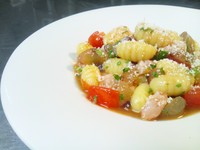 - Gnocchi freddi con gamberetti rosa freschi e pomodoro verace all'uve -