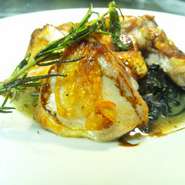 アンチョビオリーブペーストのタップナードソース
- Pollo alla griglia in salsa di tapenade piccante -