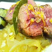 マルサラ酒と新玉ねぎ・比内地鶏のブイヨンの甘酸っぱいソース
- Arrosto d'agnello alla siciliana -