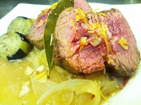 マルサラ酒と新玉ねぎ・比内地鶏のブイヨンの甘酸っぱいソース
- Arrosto d'agnello alla siciliana -