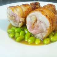仔牛骨髄のブイヨンと遠野産枝豆のソース
- Pollo farcito con i formaggi in sugo di carne ai edamame -