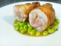 仔牛骨髄のブイヨンと遠野産枝豆のソース
- Pollo farcito con i formaggi in sugo di carne ai edamame -