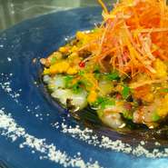 - Carpaccio di gamberetti rosa freschi con ricci e basilico alla mediterranea -