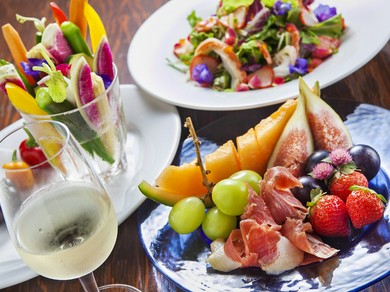 旬の素材を世界のお酒と共に提供