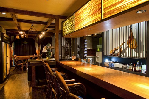 カウンターはおひとり様でもふらりと