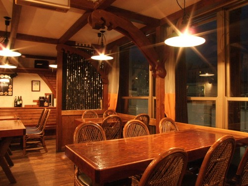 木の温もりが感じられる店内でお食事から二次会・締めの一杯まで