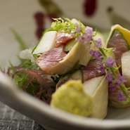 最高級Ａ５クラス大和牛ステーキなどをメインに、鶏舎直送の朝引き大和肉鶏、料理人自ら地元農家と一緒に育てた自家菜園野菜を使用した数々のご馳走をご用意！　さらに地元でも入手困難な地酒類を追加することも可！