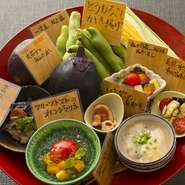 川の流れる和でいてスタイリッシュな空間に大小個室が全12室。（※要予約）