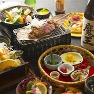 宴会コースは4名様より承ります。利用前日までにお電話にてご予約お願いいたします。飲み放題を外した金額は表記金額より1500円を引かせていただいた額となります（尚、飲み放題のみの設定はございません）。飲み放題のお時間は乾杯から120分でラストオーダー、150分でお部屋の時間となりますので予めご了承くださいませ。飲み放題コースの時間延長は500円/１時間です⇒ご予約時にお申し込みください。