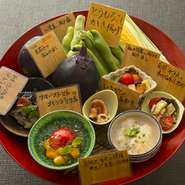 こだわり惣菜を６種盛り合わせた季節の付出しはつのふり名物！