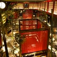 悠然と流れる川、庭園の池の真上に配置された透明のガラス床個室など、童心に帰った様に思わずドキドキする仕掛けを店内随所に施しています。空間にもこだわった当店で、大切な人と素敵なひとときを。