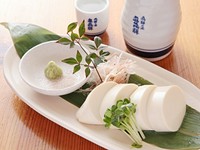 飛騨清見村の幻の絹ごし豆腐、藻塩を添えてお持ちいたします。