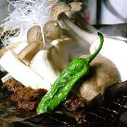 飛騨高山の伝統料理、当店では茸を合わせました、コンロで焼きながら香りをお楽しみください。