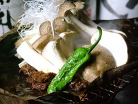 飛騨高山の伝統料理、当店では茸を合わせました、コンロで焼きながら香りをお楽しみください。