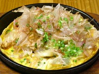 飛騨高山の伝統ある家庭料理、漬物をごま油風味で炒め、卵とじして提供いたします。