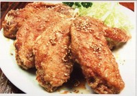 名古屋発祥のご当地グルメ、甘辛のタレにくぐらせスパイシーに仕上げます。