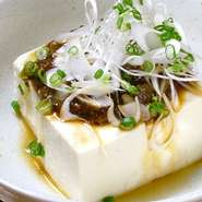 郡上味噌をベースに肉味噌を作りました、塩辛い味噌が豆腐と良く合います。