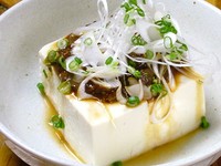 郡上味噌をベースに肉味噌を作りました、塩辛い味噌が豆腐と良く合います。