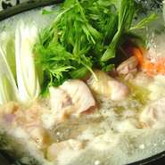 当店一番人気のお鍋、さっぱり塩味に仕上げてあります、〆にラーメンセット・雑炊セットをおすすめします。