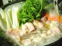 当店一番人気のお鍋、さっぱり塩味に仕上げてあります、〆にラーメンセット・雑炊セットをおすすめします。