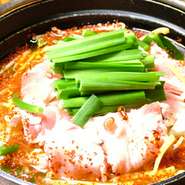 味噌ベースに豆板醤・韓国唐辛子でピリ辛に仕上げました、豚肉・にんにくの芽も入ったスタミナ系鍋。
