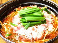 味噌ベースに豆板醤・韓国唐辛子でピリ辛に仕上げました、豚肉・にんにくの芽も入ったスタミナ系鍋。