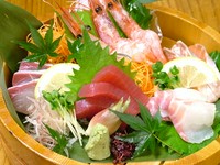 鮪・鯛・はまちを盛り合せいたします、内容は季節により変わる場合もあります。