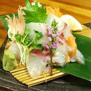 市場直送の新鮮な鯛を、毎日料理長が丁寧にうろこを剥ぎ捌いています。