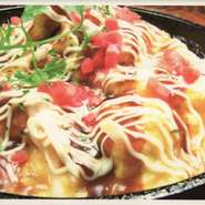 もやしを使い食感をだしました、熱々の鉄板でソースを焦がし風味アップ！