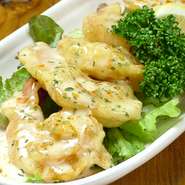 プリプリの海老天を特製マヨネーズソースで合えました。