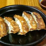 パリパリに焼き上げます、特製たれを添えてお持ちします。