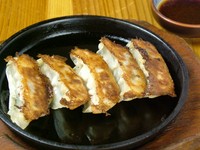 パリパリに焼き上げます、特製たれを添えてお持ちします。