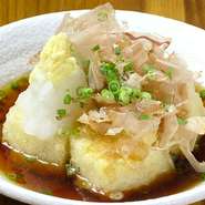 鰹節とたっぷりの大根おろしを乗せました、他に　ご注文を頂いてから揚げる「手作り厚揚げ」もあります。