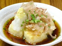 鰹節とたっぷりの大根おろしを乗せました、他に　ご注文を頂いてから揚げる「手作り厚揚げ」もあります。