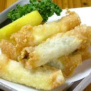 青紫蘇を巻いたプロセスチーズを餃子の皮でカラッと揚げます、食感をお楽しみください。