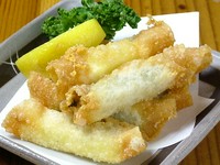 青紫蘇を巻いたプロセスチーズを餃子の皮でカラッと揚げます、食感をお楽しみください。