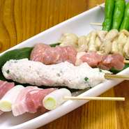 自家製つくね・鶏もも・豚ねぎま・鳥皮・ししとうを盛り合わせいたします、全て当店にて串打ちしてます。