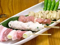 自家製つくね・鶏もも・豚ねぎま・鳥皮・ししとうを盛り合わせいたします、全て当店にて串打ちしてます。