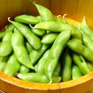 枝豆とは一味違う、風味と甘さ、塩茹でして温かいままお持ちします。