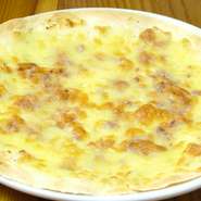 ガーリックバターとガーリックチップ、クリスピータイプの薄手の生地でおつまみに最適に仕上げました。