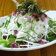 青しそとしば漬けの食感でさっぱり仕上げました、他にもベーコンを合わせた明太ドレッシングもあります。