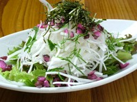 青しそとしば漬けの食感でさっぱり仕上げました、他にもベーコンを合わせた明太ドレッシングもあります。